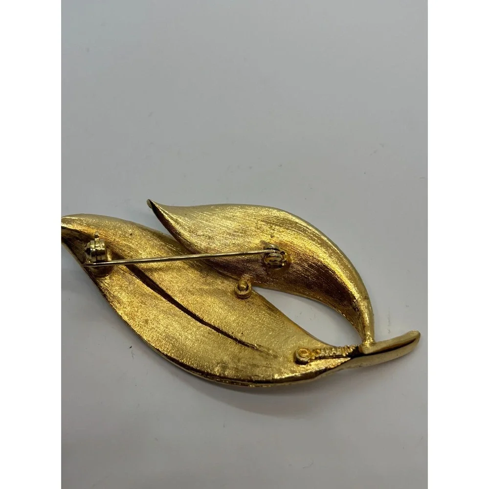 Vintage‎ Brooch Gold Tone and Enamel Signed Sarah Coventry Twisted Leaf